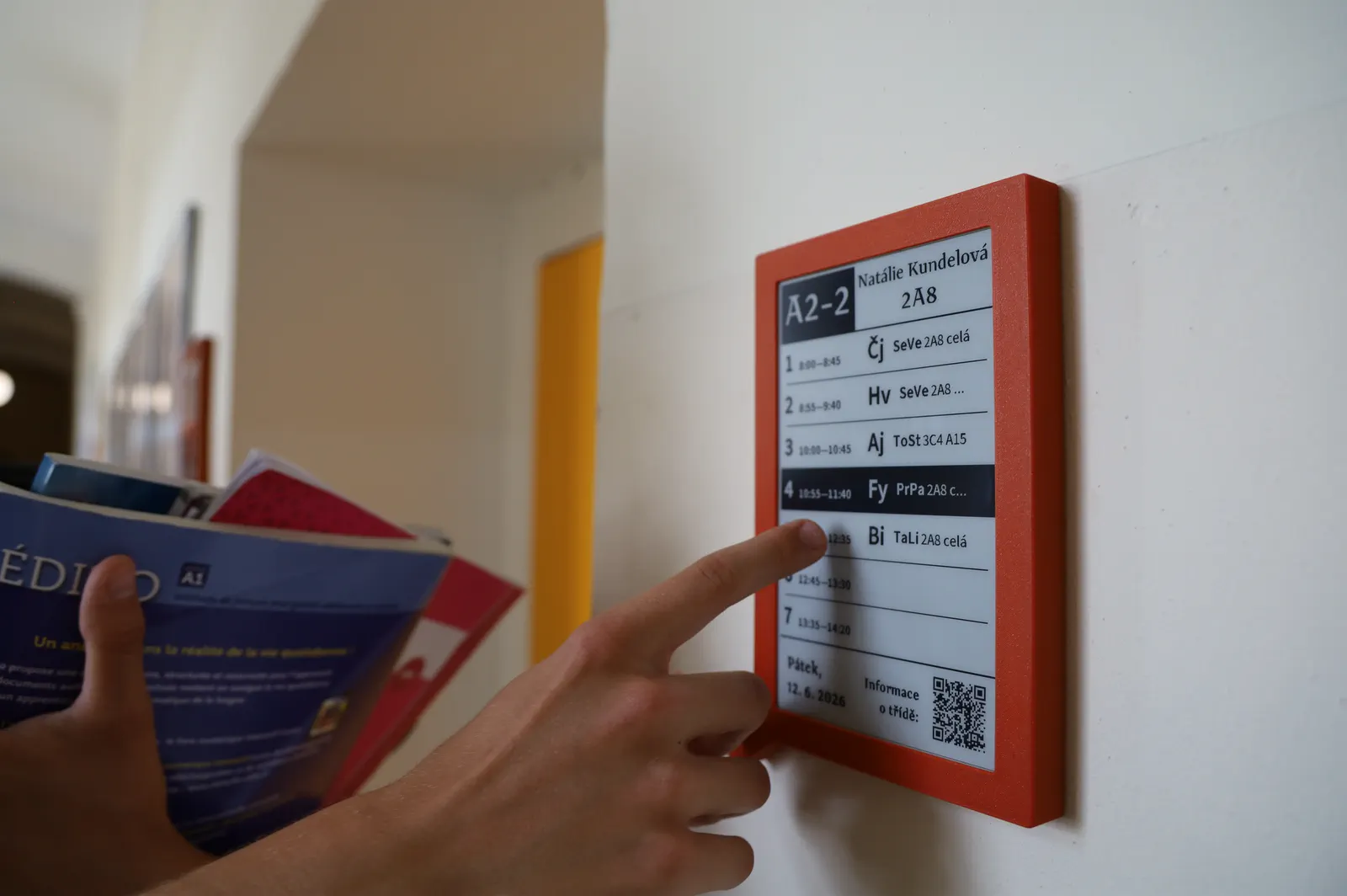 Elektronický rozvrh na dveřích třídy